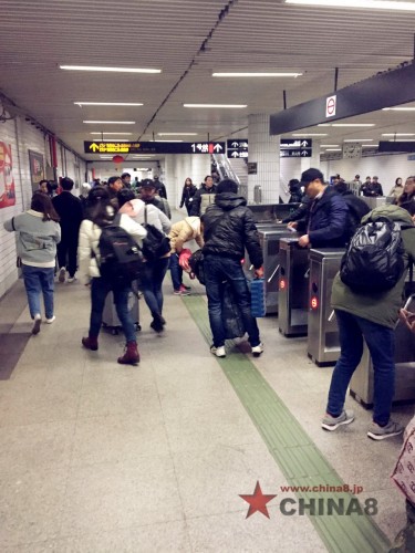 地下鉄駅の中の風景