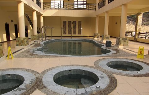 ホテル内の温泉池