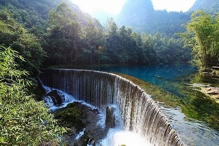 日帰り観光、アジア最大の黄果樹瀑布と600年前の老漢族村を訪れるツアー