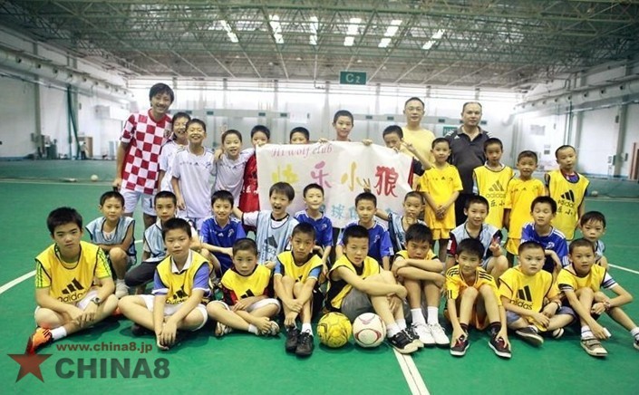 サッカーが大好きな桂林の小学生たち
