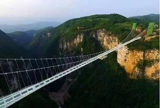 世界最長のガラス歩道橋・張家界ガラス歩行橋！